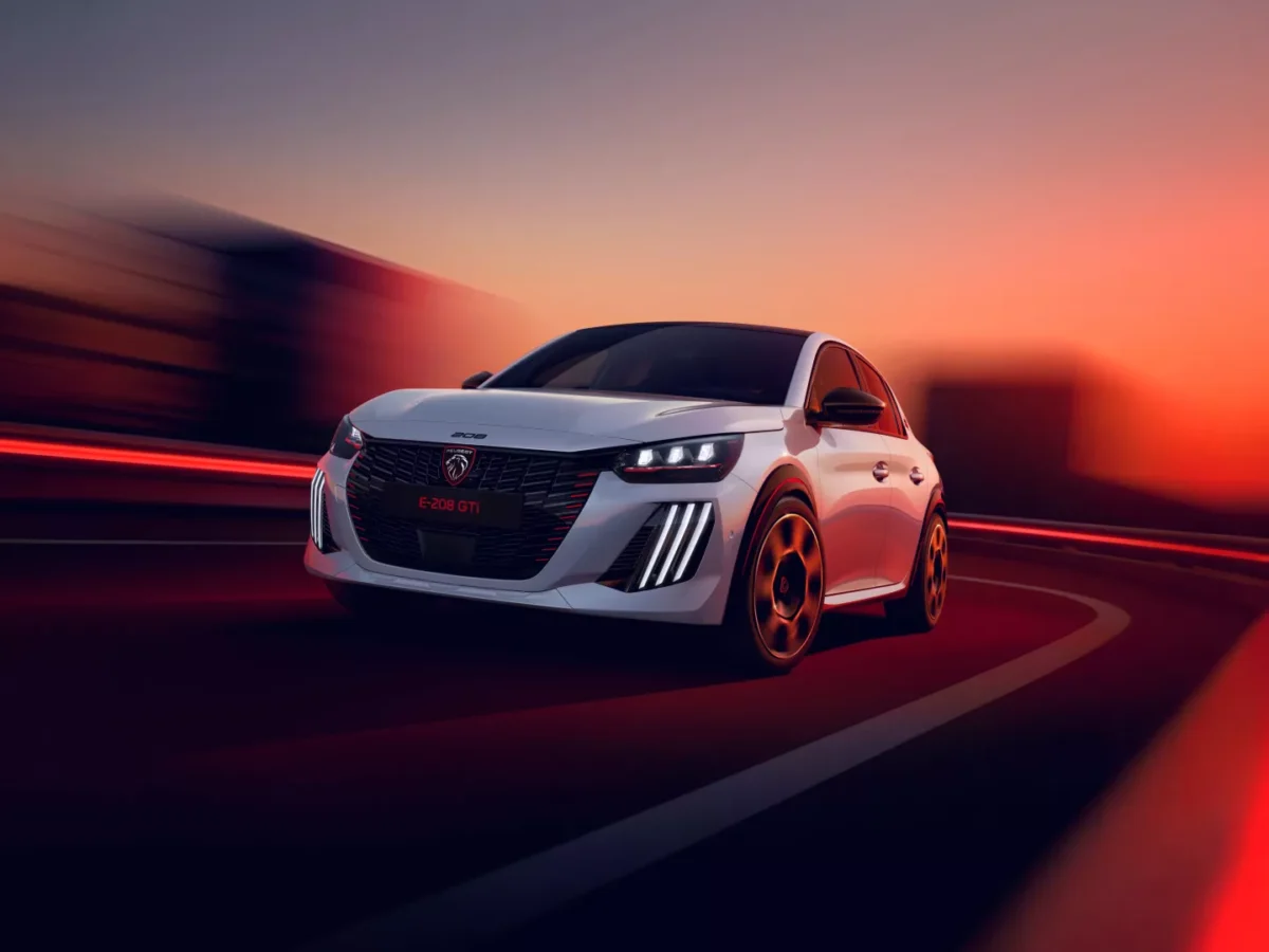 نمای جلو پژو E-208 GTi با چراغهای LED سهخطی، جلوپنجره اسپرت و طراحی تهاجمی در مسیر مسابقهای