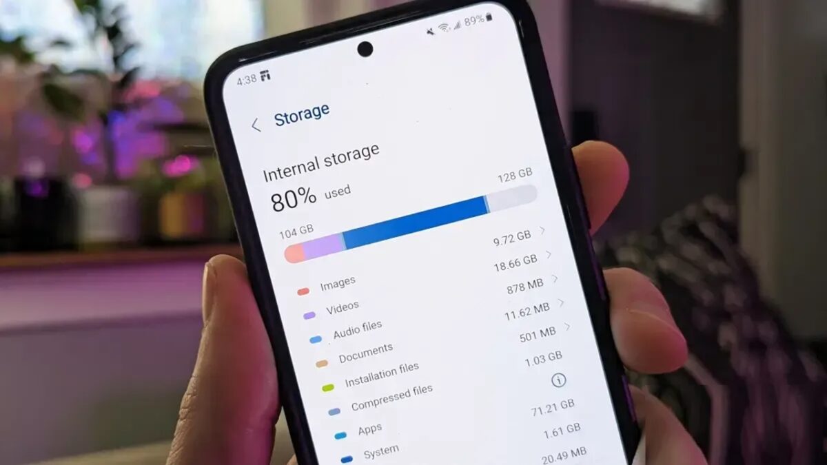 گزینه Clear Cache تنها فایلهای موقت برنامه را حذف میکند.