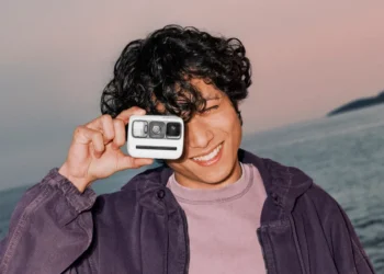 کاربری در فضای ساحلی، دوربین Polaroid Go Generation 3 را مقابل صورت خود گرفته و قابلیت حمل آسان و ابعاد کوچک آن را به نمایش میگذارد.