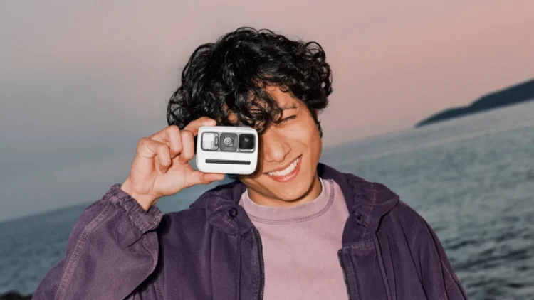 کاربری در فضای ساحلی، دوربین Polaroid Go Generation 3 را مقابل صورت خود گرفته و قابلیت حمل آسان و ابعاد کوچک آن را به نمایش می‌گذارد.