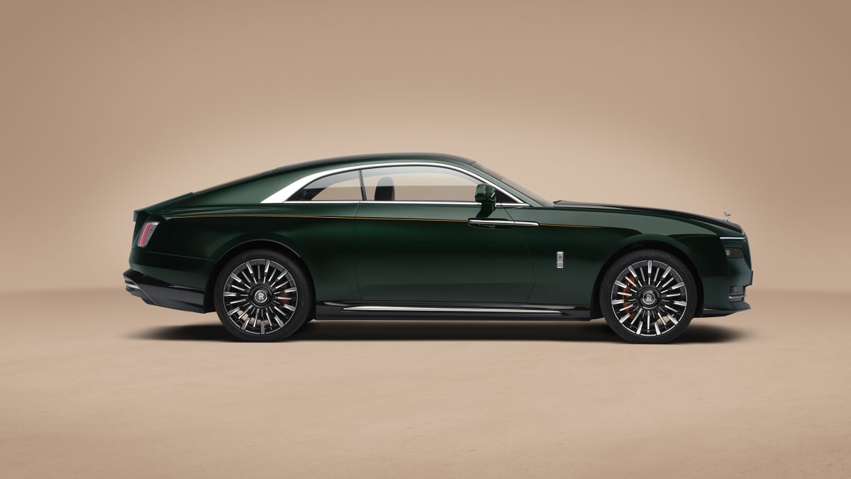 نمای جانبی رولزرویس Spectre Series II با فرم فست‌بک، خطوط بدنه کشیده و طراحی کوپه لوکس الکتریکی