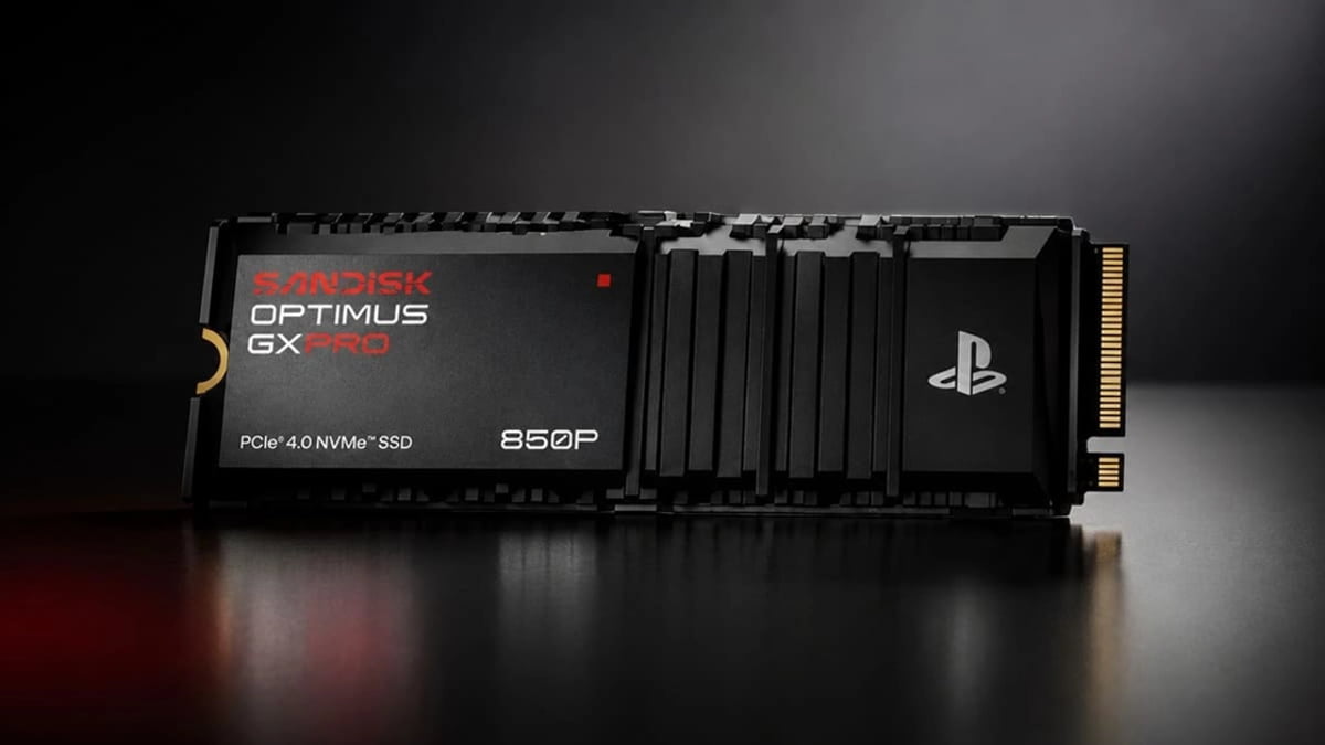 نمای نزدیک از حافظه SSD مدل SanDisk Optimus GX Pro با ظرفیت 850P و رابط PCIe 4.0 NVMe، دارای هیت‌سینک مشکی شیاردار و لوگوی رسمی پلی‌استیشن
