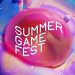 لوگوی تایپوگرافی Summer Game Fest روی یک گوی بزرگ صورتی و بنفش در محیطی انتزاعی با دانههای رنگی درخشان