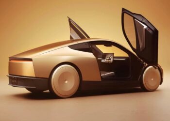 نمای جانبی Tesla Cybercab با درهای پروانه‌ای باز، طراحی آیرودینامیک بدنه و نمایشگر مرکزی کابین در پس‌زمینه استودیویی