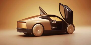 نمای جانبی Tesla Cybercab با درهای پروانهای باز، طراحی آیرودینامیک بدنه و نمایشگر مرکزی کابین در پسزمینه استودیویی