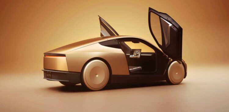 نمای جانبی Tesla Cybercab با درهای پروانهای باز، طراحی آیرودینامیک بدنه و نمایشگر مرکزی کابین در پسزمینه استودیویی