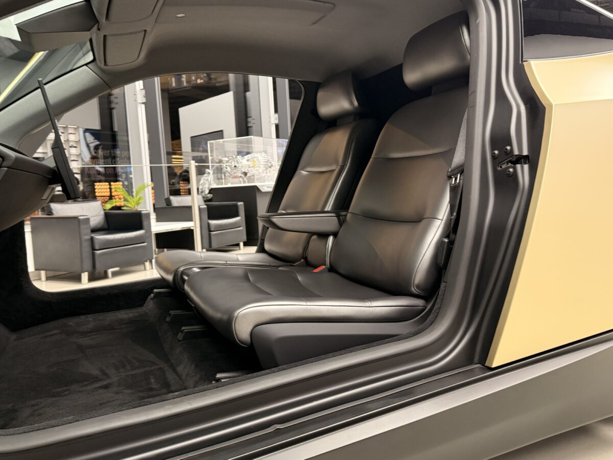 کابین داخلی Tesla Cybercab با دو صندلی چرمی مستقل، فضای مینیمال و طراحی ویژه تاکسی خودران بدون فرمان