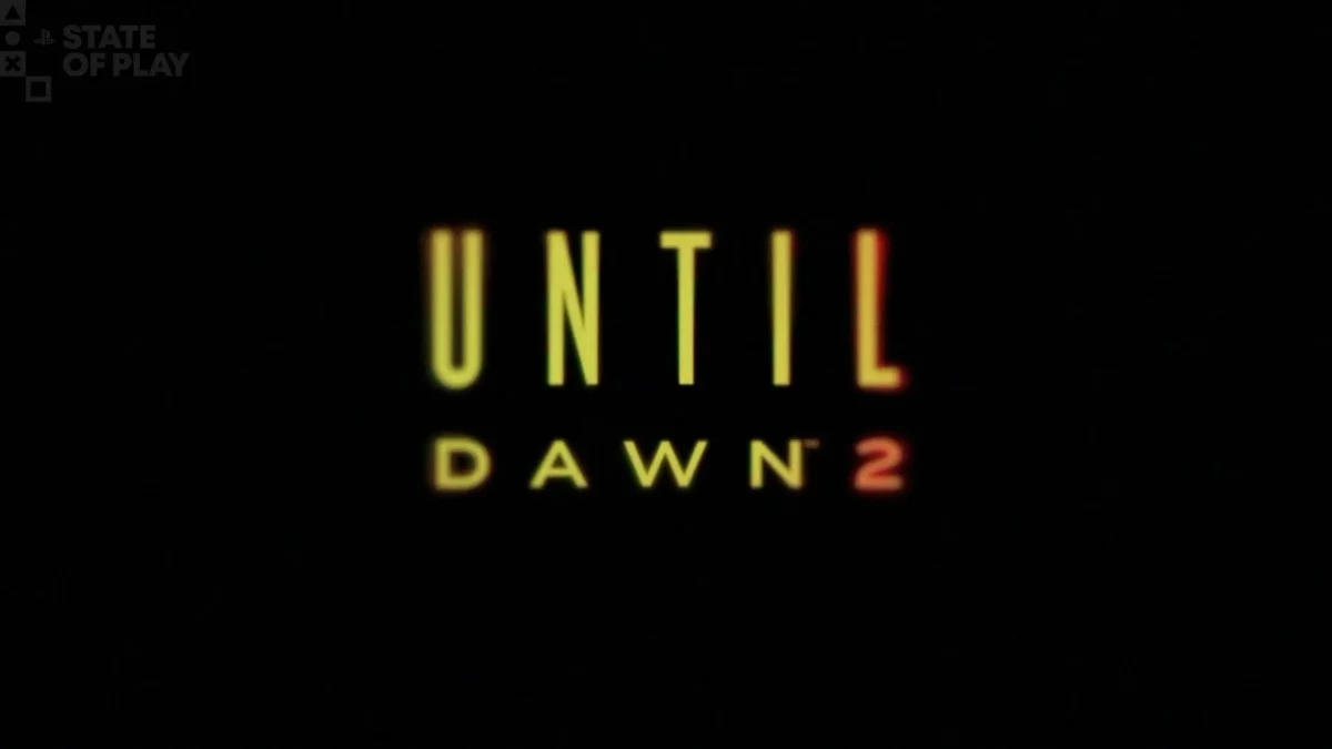 لوگوی رسمی عنوان Until Dawn 2 با فونت متمایز و رنگ‌های گرم روی پس‌زمینه کاملاً مشکی؛ تصویر معرفی رسمی این بازی در رویداد پلی‌استیشن