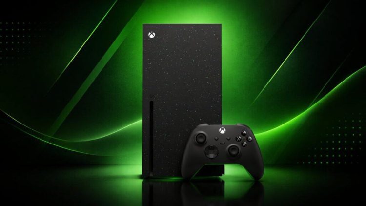کنسول Xbox Series X مدل Galaxy Black Special Edition با بدنه مشکی طرح‌دار (ستاره‌ای) و دسته بی‌سیم ست شده، در مقابل پس‌زمینه سبز نئونی برند اکس‌باکس