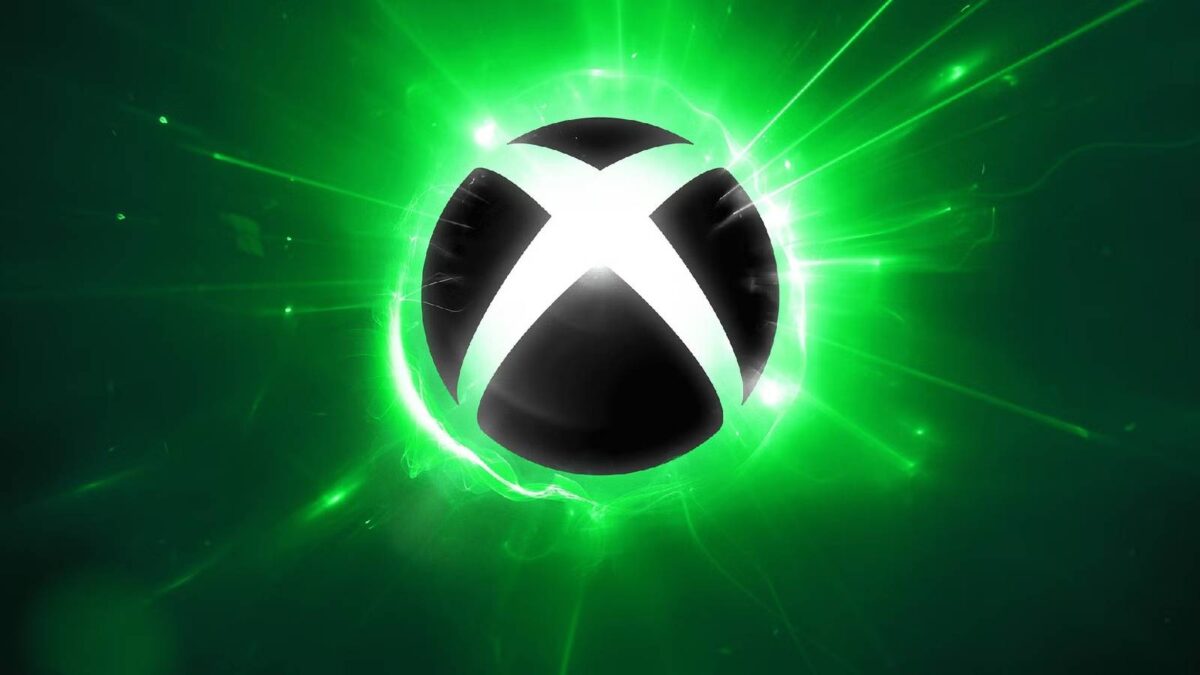 لوگوی دایرهای ایکسباکس (Xbox) در مرکز که با هالههای نوری سبز درخشان و خطوط انرژی محیطی در پسزمینه تیره احاطه شده است
