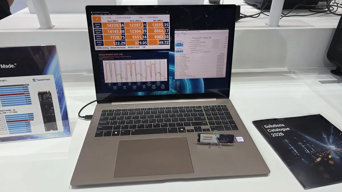 تست سرعت SSD با کنترلر Phison PS5037-E37T روی لپ‌تاپ؛ نمایش سرعت خواندن ۱۴۲۳۹ مگابایت بر ثانیه در نرم‌افزار CrystalDiskMark و کاتالوگ محصولات ۲۰۲۶