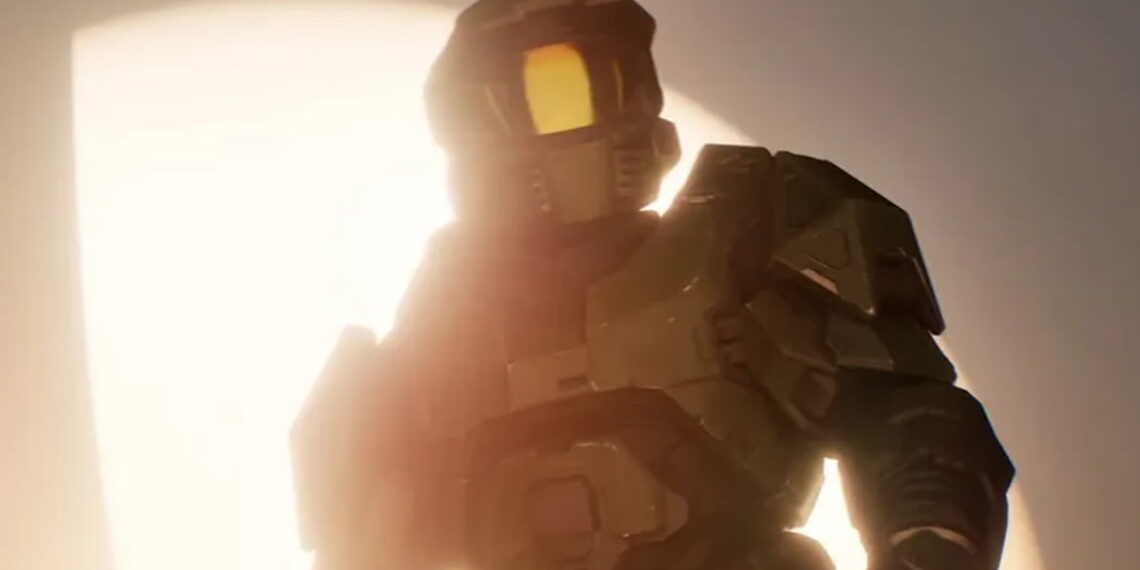 تصویر ضدنور (Silhouette) از مستر چیف (Master Chief) با زره نمادین سبز رنگ و کلاهخود طلایی که در مقابل یک منبع نور شدید و درخشان ایستاده است. نور خورشید یا یک پورتال فضایی از پشت سر او می‌تابد و هاله‌ای درخشان دور شخصیت ایجاد کرده است