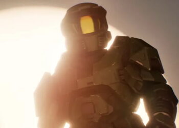 تصویر ضدنور (Silhouette) از مستر چیف (Master Chief) با زره نمادین سبز رنگ و کلاهخود طلایی که در مقابل یک منبع نور شدید و درخشان ایستاده است. نور خورشید یا یک پورتال فضایی از پشت سر او می‌تابد و هاله‌ای درخشان دور شخصیت ایجاد کرده است