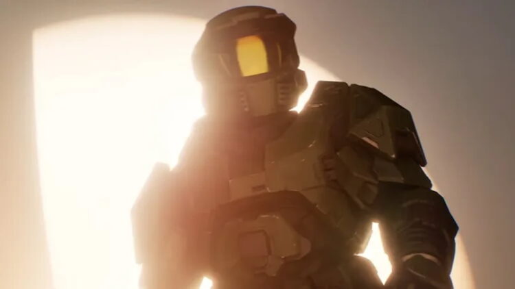 تصویر ضدنور (Silhouette) از مستر چیف (Master Chief) با زره نمادین سبز رنگ و کلاهخود طلایی که در مقابل یک منبع نور شدید و درخشان ایستاده است. نور خورشید یا یک پورتال فضایی از پشت سر او میتابد و هالهای درخشان دور شخصیت ایجاد کرده است