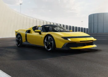 مای سهرخ فراری 849 Testarossa Spider با سقف باز، بدنه زرد، پیشرانه پلاگین هیبریدی ۱۰۳۶ اسب بخاری و طراحی الهامگرفته از خودروهای مسابقهای دهه ۱۹۷۰.