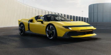 مای سهرخ فراری 849 Testarossa Spider با سقف باز، بدنه زرد، پیشرانه پلاگین هیبریدی ۱۰۳۶ اسب بخاری و طراحی الهامگرفته از خودروهای مسابقهای دهه ۱۹۷۰.