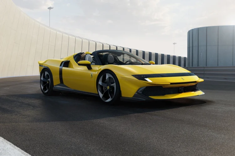 مای سهرخ فراری 849 Testarossa Spider با سقف باز، بدنه زرد، پیشرانه پلاگین هیبریدی ۱۰۳۶ اسب بخاری و طراحی الهامگرفته از خودروهای مسابقهای دهه ۱۹۷۰.