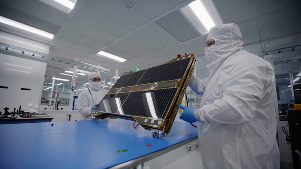کارشناسان شرکت Muon Space در حال بررسی و آمادهسازی ماهواره FireSat در اتاق تمیز