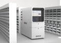 کیوسک هوشمند Queue در فضای یک داروخانه که امکان ثبت، مدیریت و تحویل خودکار نسخههای دارویی را در کنار پیشخوان داروخانه فراهم میکند.