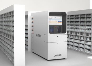 کیوسک هوشمند Queue در فضای یک داروخانه که امکان ثبت، مدیریت و تحویل خودکار نسخه‌های دارویی را در کنار پیشخوان داروخانه فراهم می‌کند.