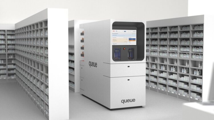 کیوسک هوشمند Queue در فضای یک داروخانه که امکان ثبت، مدیریت و تحویل خودکار نسخههای دارویی را در کنار پیشخوان داروخانه فراهم میکند.