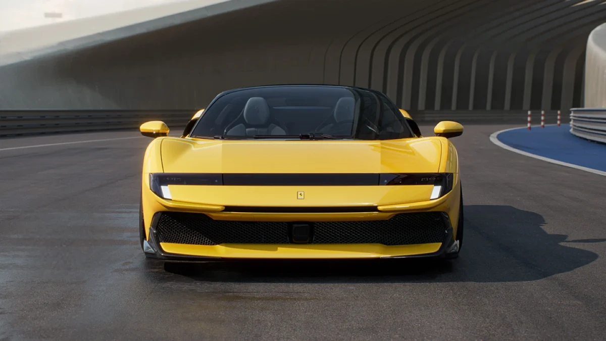 نمای روبهروی فراری 849 Testarossa Spider با چراغهای باریک LED، جلوپنجره بزرگ، طراحی آیرودینامیک و سقف باز در پیست آزمایش.