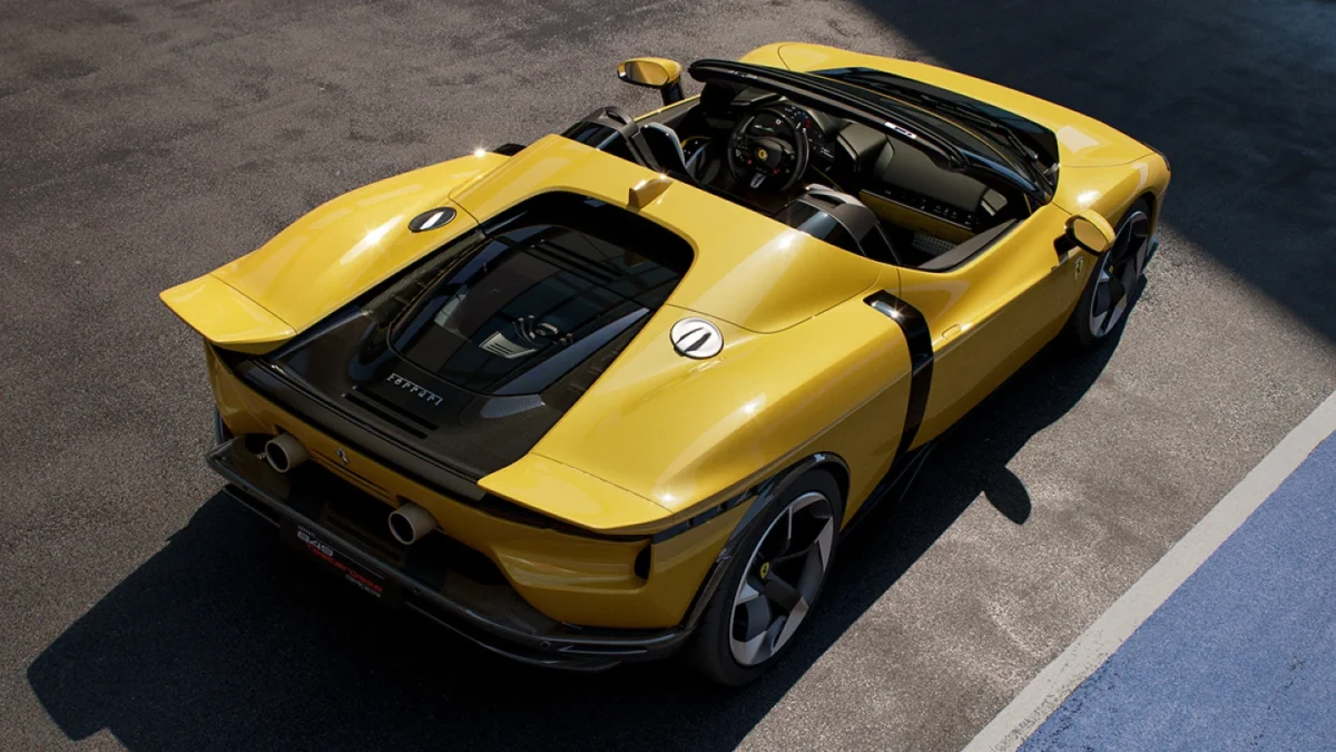نمای عقب و سهرخ فراری 849 Testarossa Spider که خروجیهای اگزوز، محفظه موتور، بال عقب و طراحی آیرودینامیکی نسخه روباز را نشان میدهد.