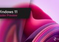 بنر Windows 11 Insider Preview با نوشته سفید و صورتی روی پسزمینه انتزاعی ویندوز ۱۱ به رنگهای صورتی، ارغوانی و قرمز