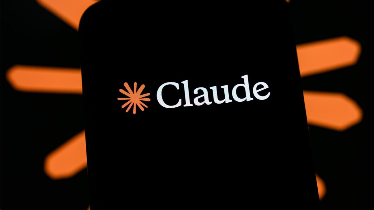 لوگو و نوشته سفید رنگ Claude بر روی صفحه نمایش گوشی هوشمند در حالت تاریک با پس‌زمینه ستاره‌ای نارنجی