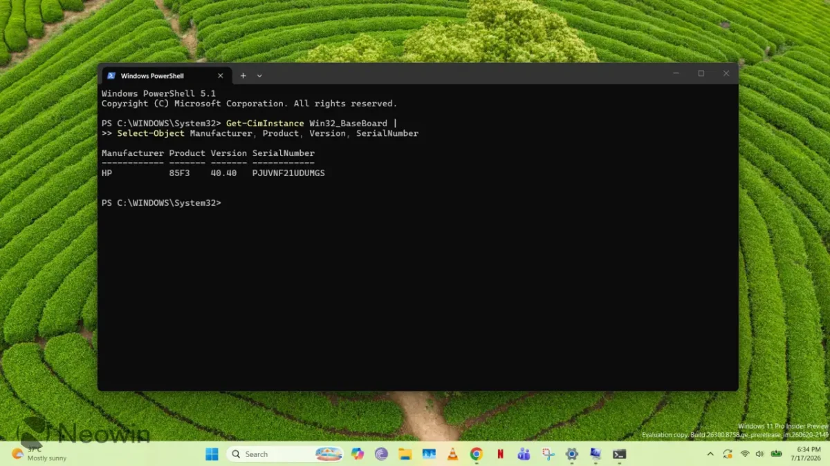 پنجره Windows PowerShell روی والپیپر مزرعه چای، همراه با خروجی Get-CimInstance Win32_BaseBoard برای مادربرد HP 85F3