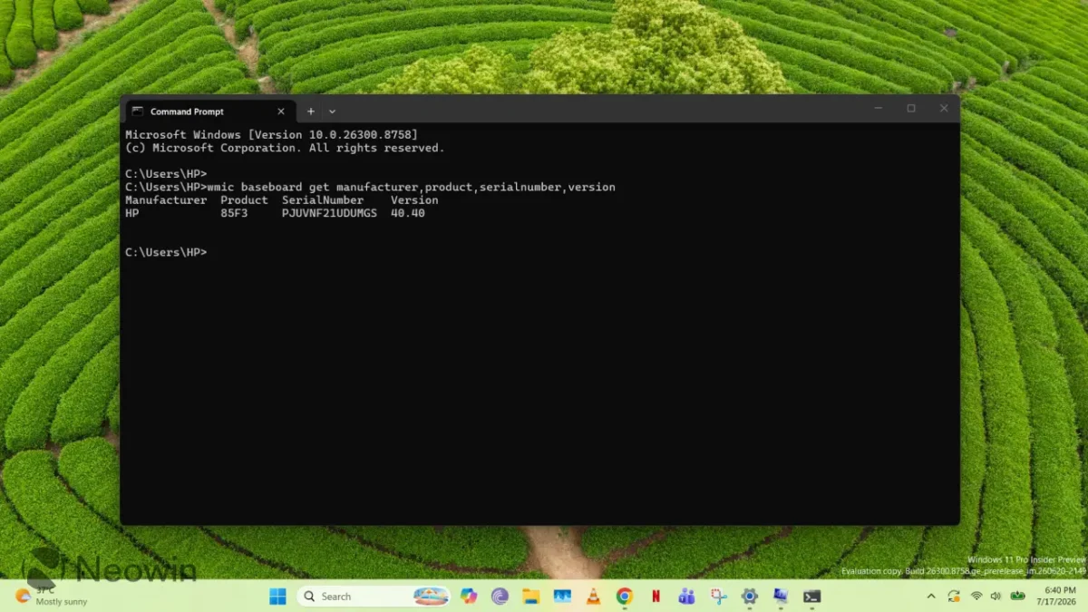 پنجره Command Prompt روی والپیپر مزرعه چای، که خروجی دستور wmic baseboard get manufacturer,product,serialnumber,version و مشخصات مادربرد HP 85F3 را نمایش میدهد.