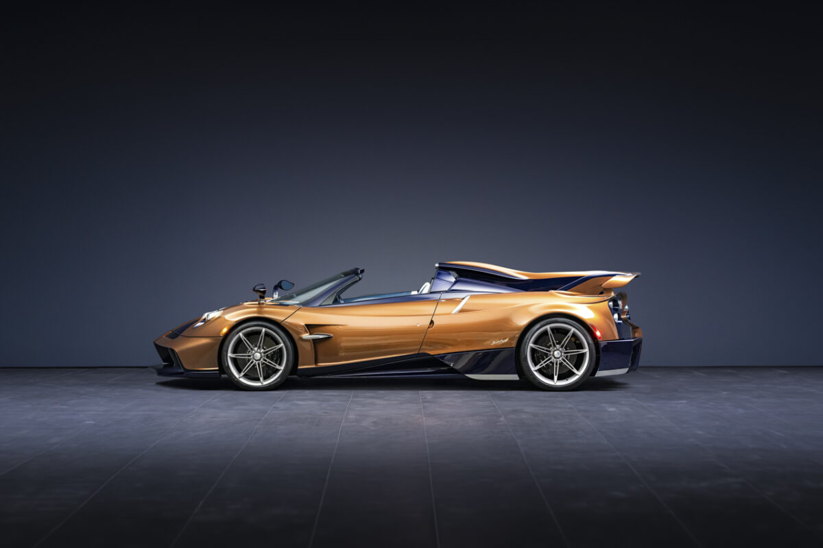 نمای جانبی پاگانی Huayra 70 Derecho با رنگآمیزی اختصاصی نارنجی مرواریدی، بدنه فیبر کربنی و بال عقب ثابت
