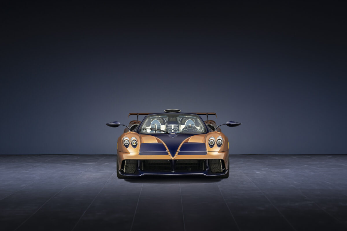 نمای روبهروی پاگانی Huayra 70 Derecho با طراحی متقارن جلو، چراغهای گرد و اسپلیتر فیبر کربنی