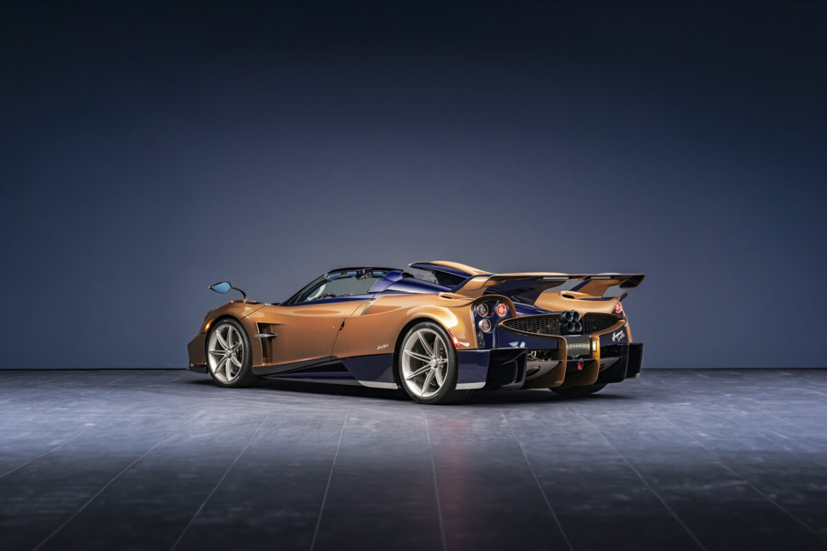 نمای سهرخ عقب پاگانی Huayra 70 Derecho با بال عقب بزرگ، خروجی چهارگانه اگزوز و دیفیوزر فیبر کربنی