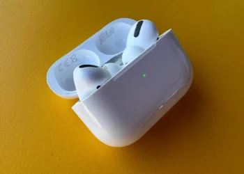 نشانه‌های تازه در iOS 27 از ایرپادهای دوربین‌دار حکایت دارند