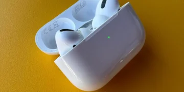 نشانه‌های تازه در iOS 27 از ایرپادهای دوربین‌دار حکایت دارند