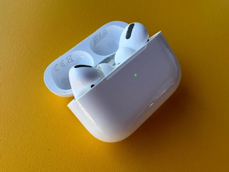 نشانههای تازه در iOS 27 از ایرپادهای دوربیندار حکایت دارند