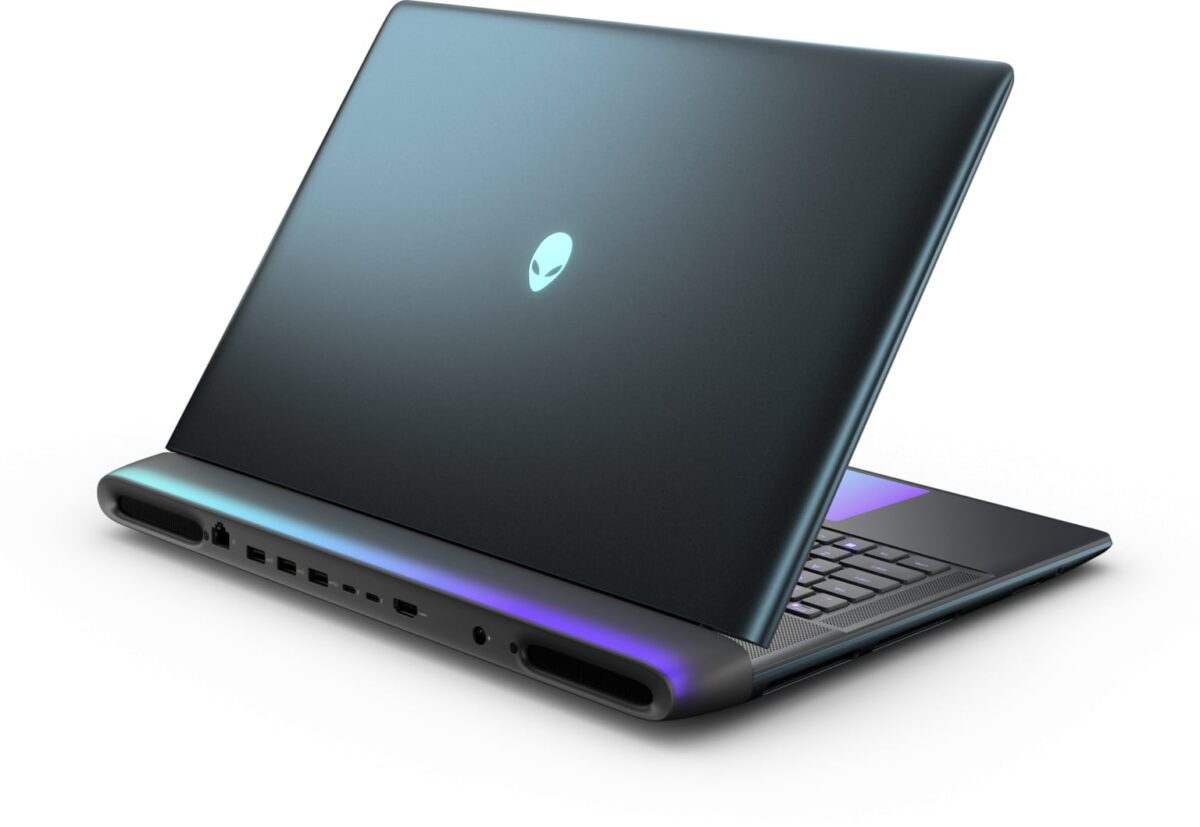 نمای پشت لپتاپ گیمینگ Alienware 18 Area-51 با بدنه تیره، لوگوی نورانی Alienware، نوار نورپردازی RGB و مجموعه درگاههای ارتباطی در لبه پشتی