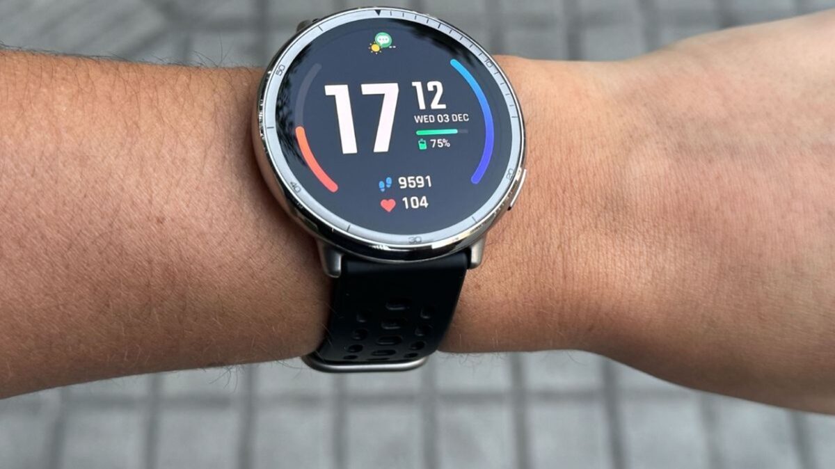 یکی از بزرگترین مزایای Amazfit Active 2 نمایشگر بسیار روشن آن است که با روشنایی ۲۰۰۰ نیت، عملکرد فوقالعادهای در فضای باز دارد.