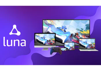 پوستر تبلیغاتی سرویس Amazon Luna با تم بنفش که لوگوی لونا را در سمت چپ و مجموعه‌ای از دستگاه‌ها شامل مانیتور، آی‌مک، لپ‌تاپ، تبلت و گوشی هوشمند را در سمت راست نشان می‌دهد؛ همه‌ی این دستگاه‌ها در حال اجرای بازی Team Sonic Racing هستند که بر دسترسی گسترده این سرویس روی سخت‌افزارهای مختلف تاکید دارد
