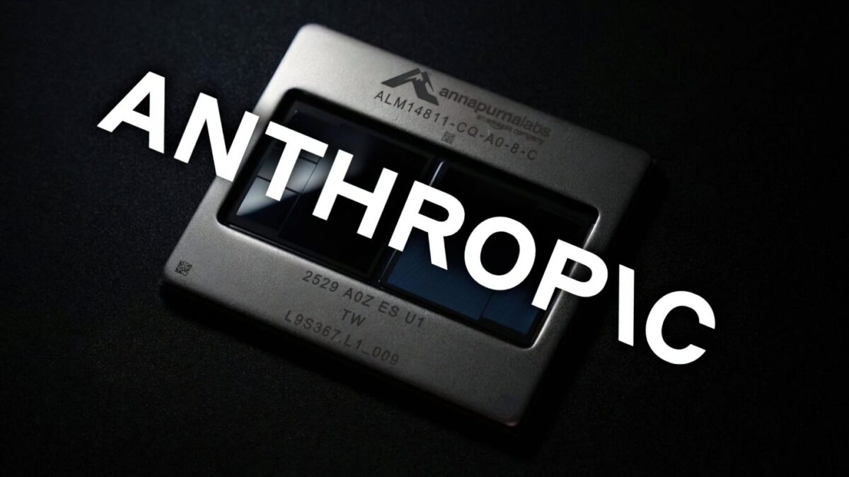 تراشه نقرهای Annapurna Labs روی پسزمینه تیره با نوشته بزرگ ANTHROPIC که بهصورت مورب روی تصویر قرار گرفته است.