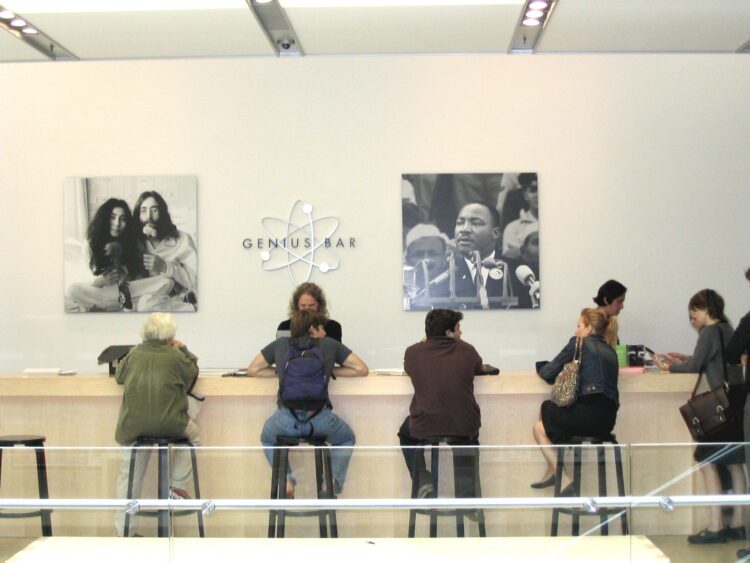 قابلیت جدید هوش مصنوعی اپل باعث اعتراض کارکنان Genius Bar شد