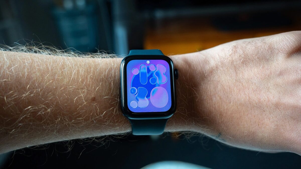 مهمترین مزیت Apple Watch SE 3 تجربه نرمافزاری کامل اپل با هزینه کمتر است.