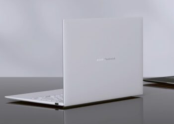 رندر استودیویی از نمای پشت لپ‌تاپ Asus Zenbook Air 2026 به رنگ سفید سرامیکی؛ لوگوی نقره‌ای ASUS Zenbook در مرکز پنل پشتی دیده می‌شود و دستگاه روی یک میز براق تیره قرار گرفته که بازتاب بدنه ظریف و مینیمال آن را نشان می‌دهد