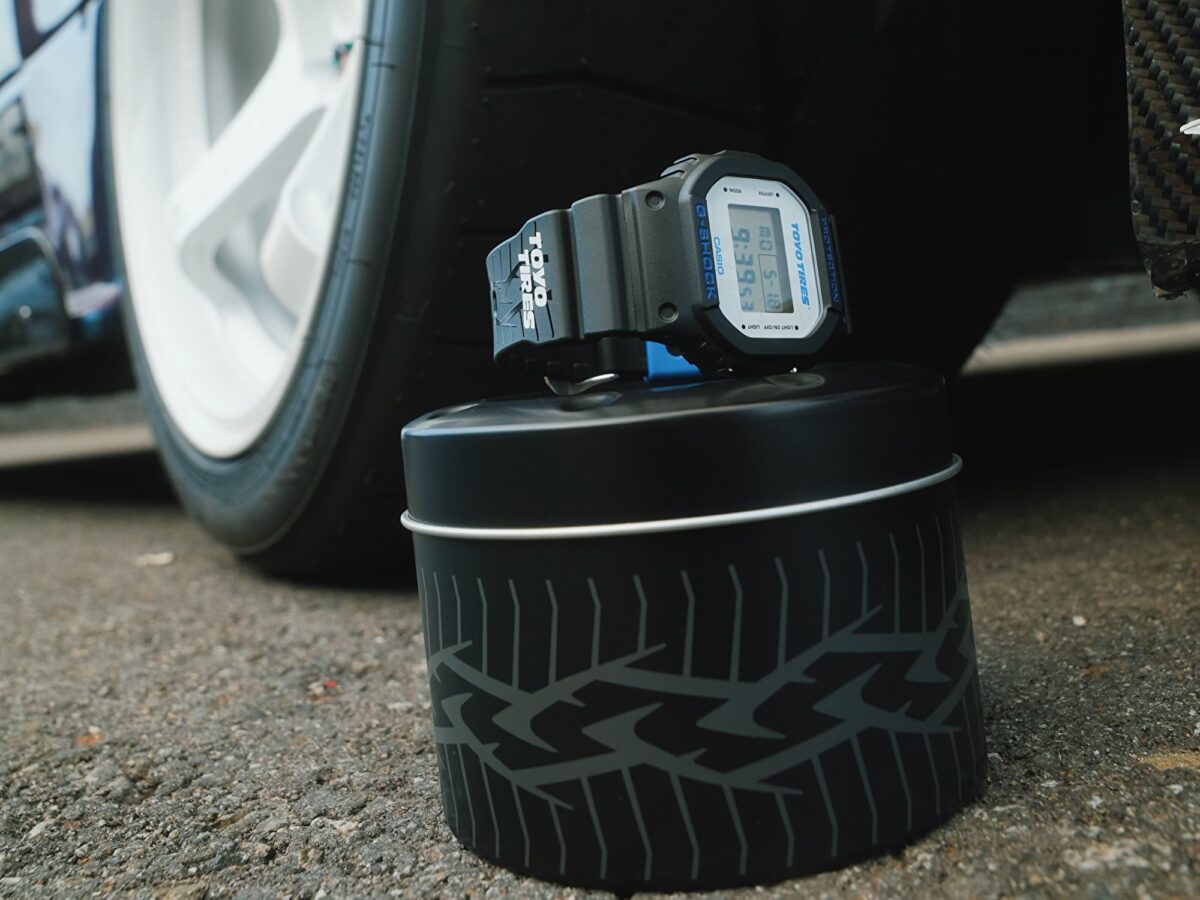 نمای نزدیک ساعت G-Shock DW5600TT25-1 با بند طرح تایر و لوگوی Toyo Tires