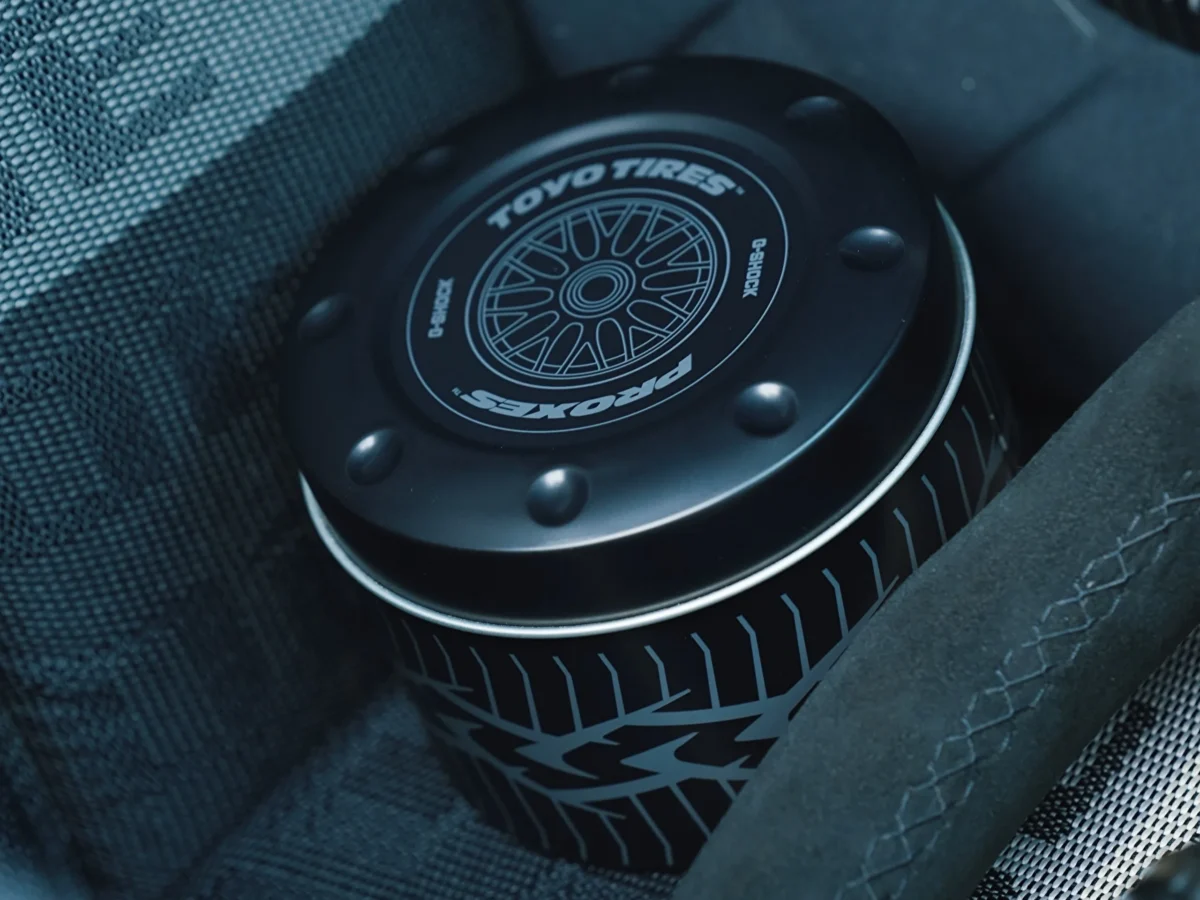 تصویر ساعت G-Shock DW5600TT25-1 با بند طرح تایر و لوگوی Toyo Tires