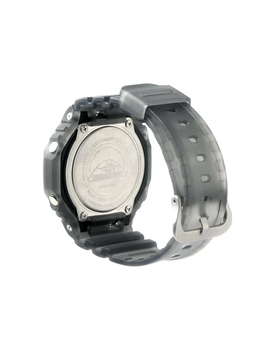 نمای نزدیک از پشت ساعت مچی Casio G-Shock GA-2100 همکاری C2H4 با قاب هشت ضلعی دودی نیمه شفاف
