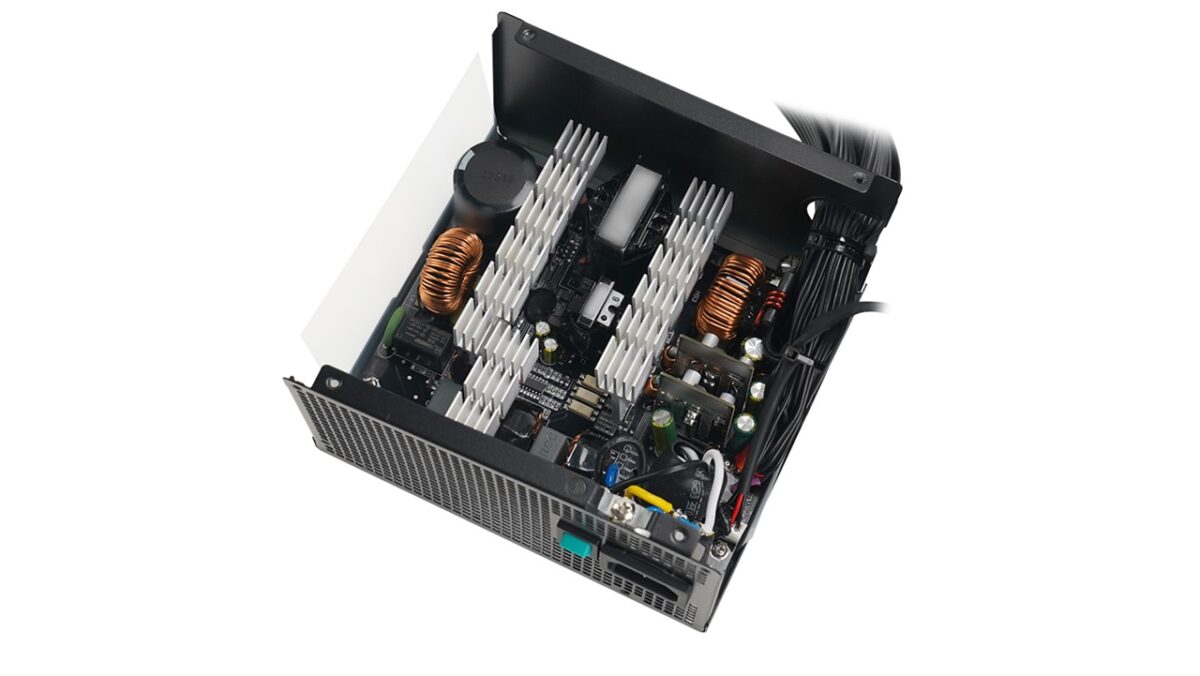 این پاور 550 واتی از استاندارد ATX 3.0 و گواهی 80Plus Bronze بهره می‌برد و توانایی تحمل جهش‌های لحظه‌ای مصرف انرژی کارت‌های گرافیک جدید را دارد. 