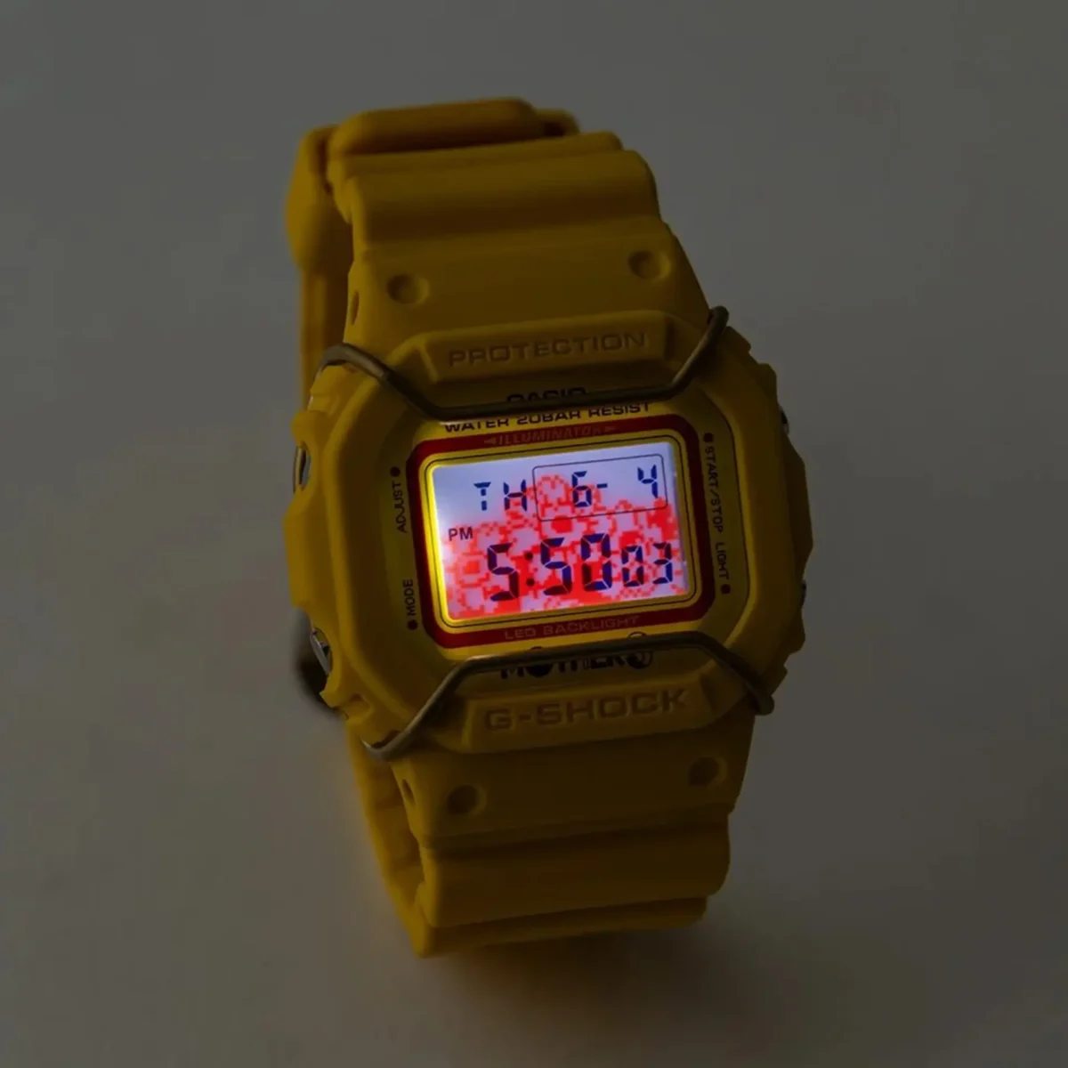 نور پسزمینه LED ساعت G-Shock Mother 3 با تصویر مزرعه آفتابگردان