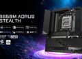 تصویر تبلیغاتی مادربرد Gigabyte B850M AORUS Stealth در نمای سه‌ربع، با سوکت AMD AM5 و نورپردازی بنفش و آبی در پس‌زمینه فضایی.